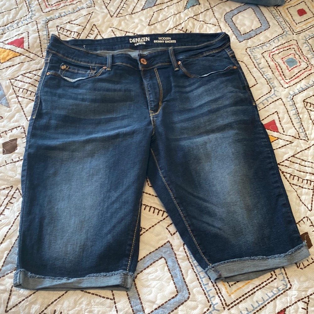 DENIZEN from Levi’s Modern Skinny Shorts. Women’s Size 14-W32.